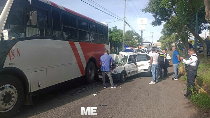 Se registra choque de taxi contra camión Ruta Villas del Pedregal; hay 3 heridos