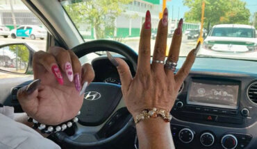 Taxista con uñas largas se vuelve viral en Cancún