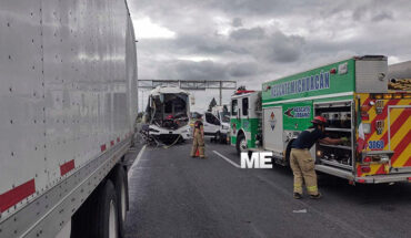 Un muerto y cuatro heridos en choque por alcance, entre autobús y camión de carga