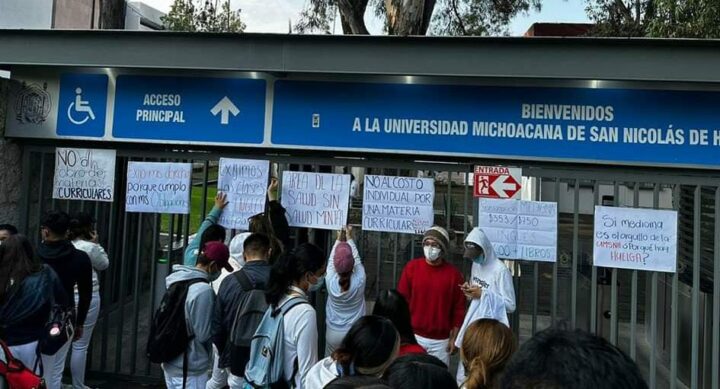Alumnos de la Facultad "Dr. Ignacio Chávez" tomaron el plantel en demanda de baños dignos