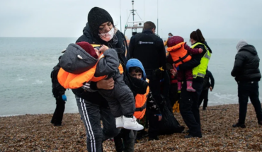 El Gobierno británico informó que un nuevo récord de inmigrantes cruzaron el Canal de la Mancha