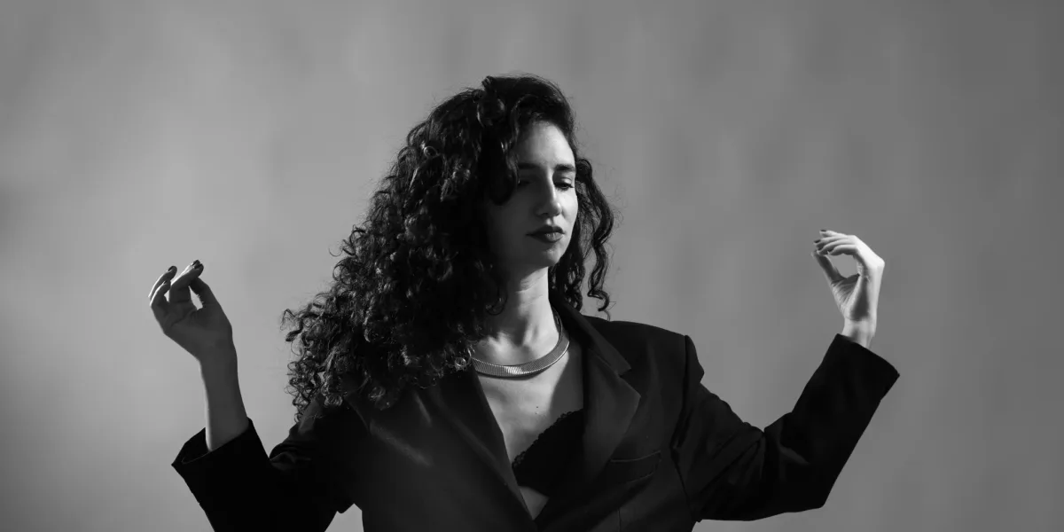 Marina Wil presenta su nuevo lanzamiento: una versión única de “Cómo te extraño, mi amor” de Leo Dan