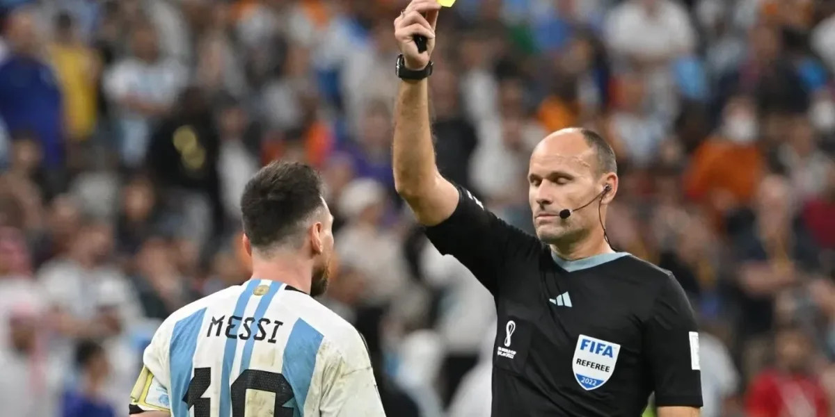El árbitro que dirigió Argentina-Países Bajos en el Mundial apuntó contra Lionel Messi: "Se portó muy mal"