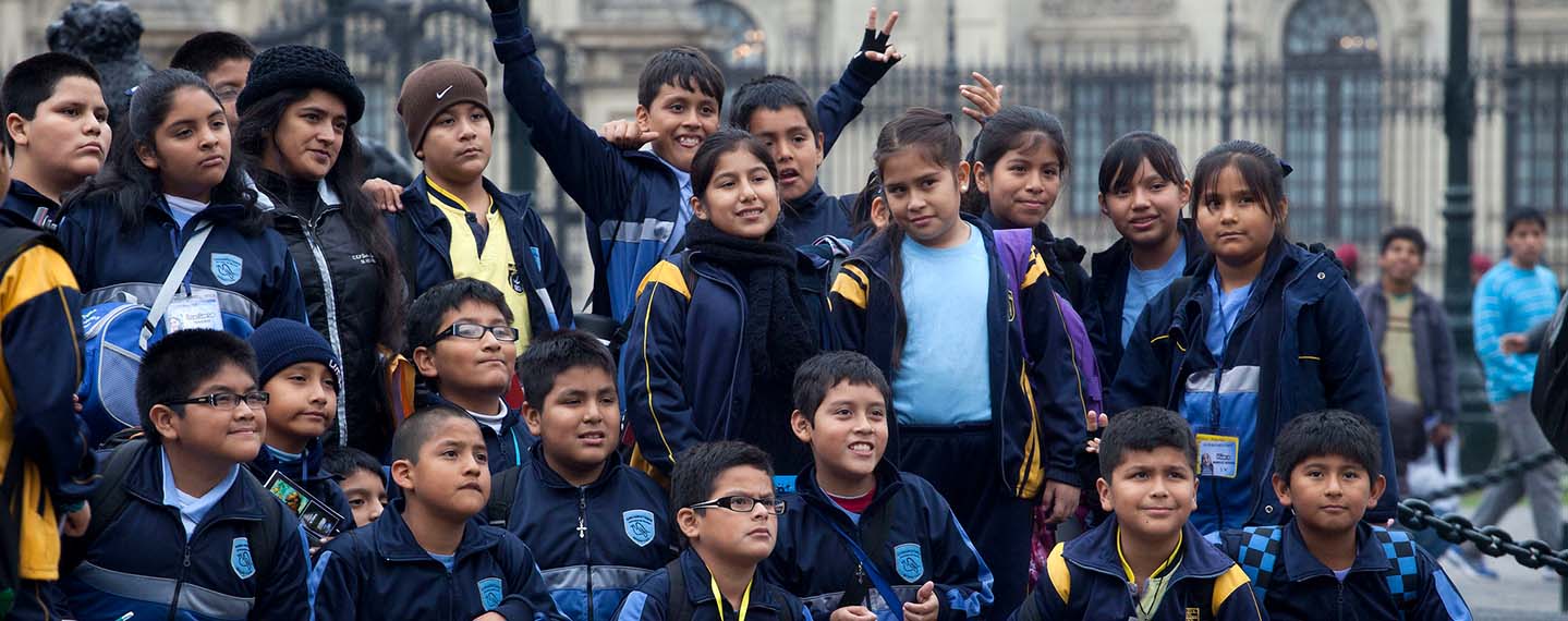 Alumnos del colegio Elvira García durante una visita a la Plaza de Armas en Lima, Perú, el 28 de junio de 2013. El olvido que seremos