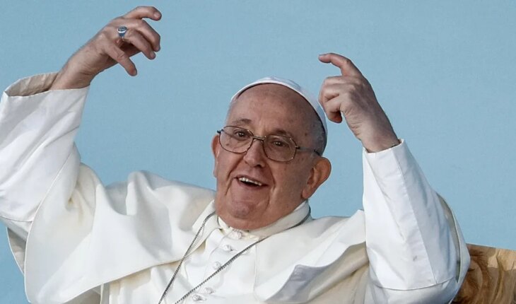 El papa Francisco abrió la posibilidad de que los sacerdotes bendigan a parejas del mismo sexo