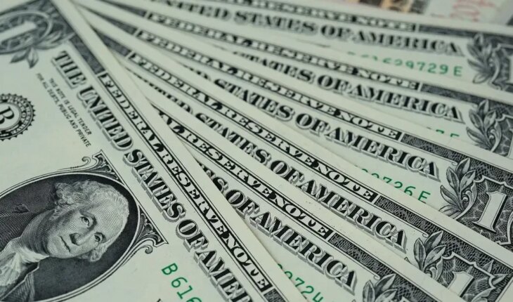 Para frenar al dólar, el Gobierno limita la operatoria de CEDEAR