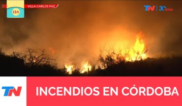 Video: INCENDIO EN CARLOS PAZ I Incesante trabajo de bomberos para controlar las llamas y su avance