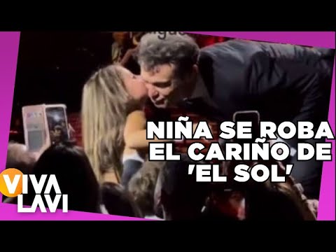 Luis Miguel se deja querer por mini fan en concierto | Vivalavi