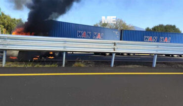 Abren paso tras quema de vehículos en Autopista de Occidente, a la altura de Huaniqueo
