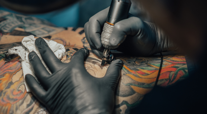 Aprueba Legislativo reforma que regula servicio de tatuajes y perforaciones