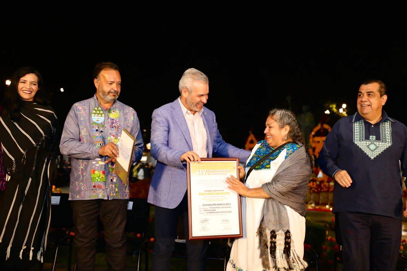 Bedolla premia las "manos mágicas" de los artesanos michoacanos