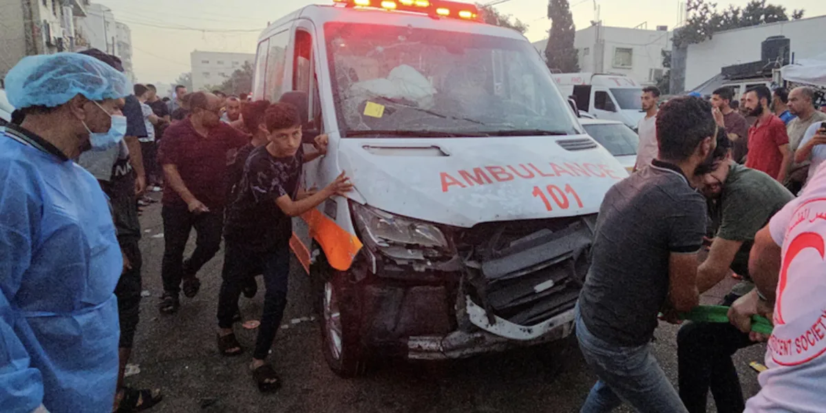 Israel atacó una caravana de ambulancias en Gaza, desatando una condena internacional