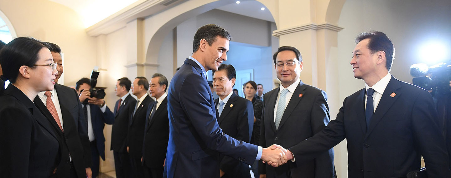 El presidente del Gobierno, Pedro Sánchez, saluda a la delegación que acompaña al presidente de la República Popular de China, Xi Jinping, en el Palacio de la Moncloa. 28/11/2018.