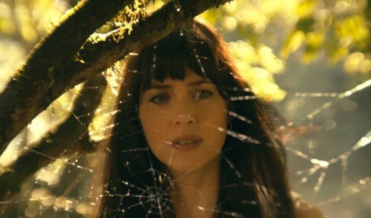“Madame Web”: Dakota Johnson presenta a su heroína Spider que en el primer trailer