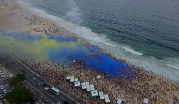 Miles de hinchas de Boca coparon Copacabana con un banderazo histórico previo a la final de la Copa Libertadores