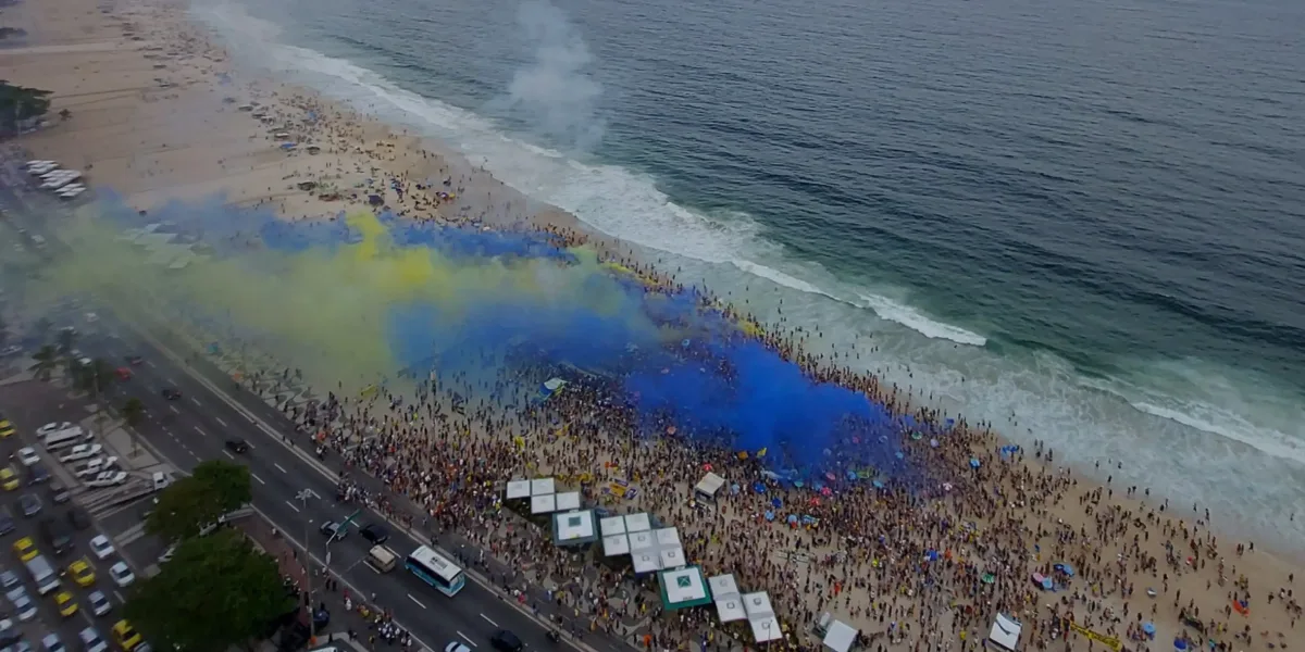 Miles de hinchas de Boca coparon Copacabana con un banderazo histórico previo a la final de la Copa Libertadores