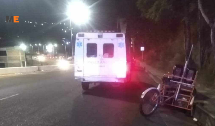 Motociclista atropella a vendedor de elotes en Zitácuaro