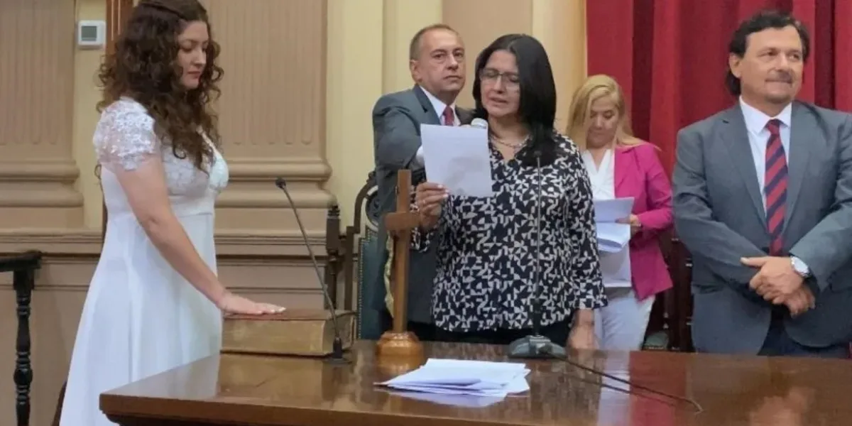 Una diputada a juró con un vestido de novia en la Legislatura de Salta: "Me caso con la gente"