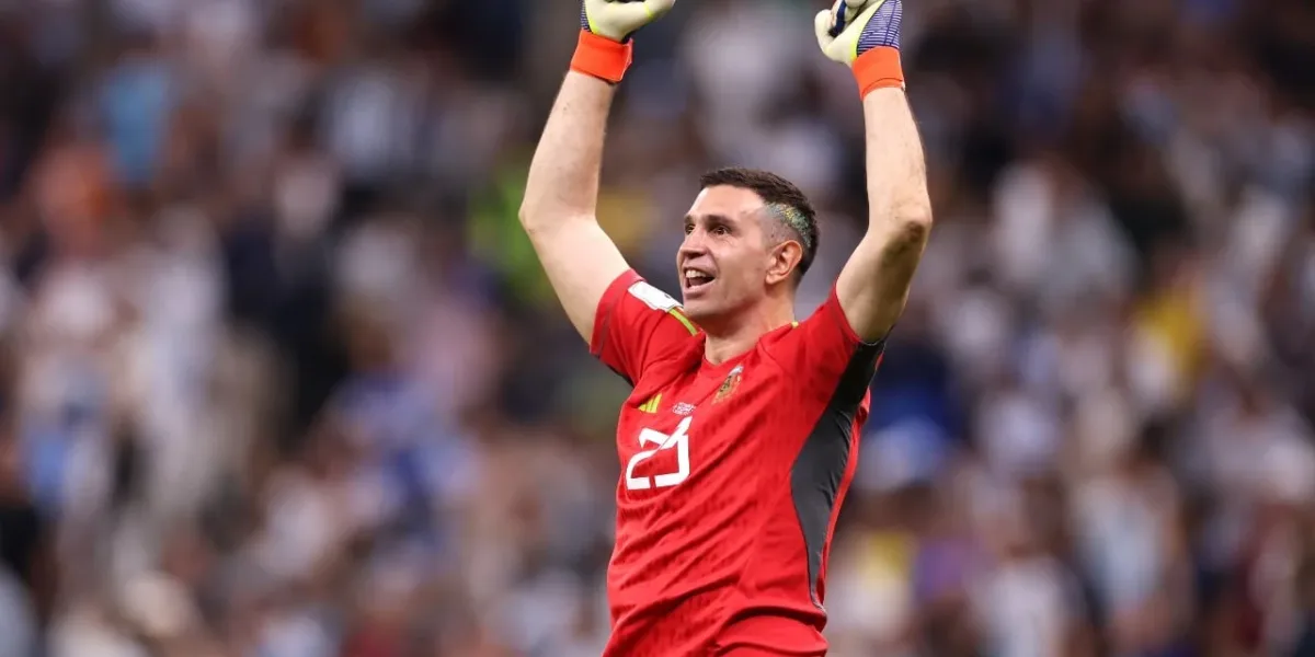 "Dibu" Martínez is the second best goalkeeper in the world by the IFFHS