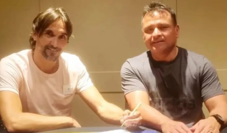 Diego Martinez signed his contract and is now the new coach of Boca