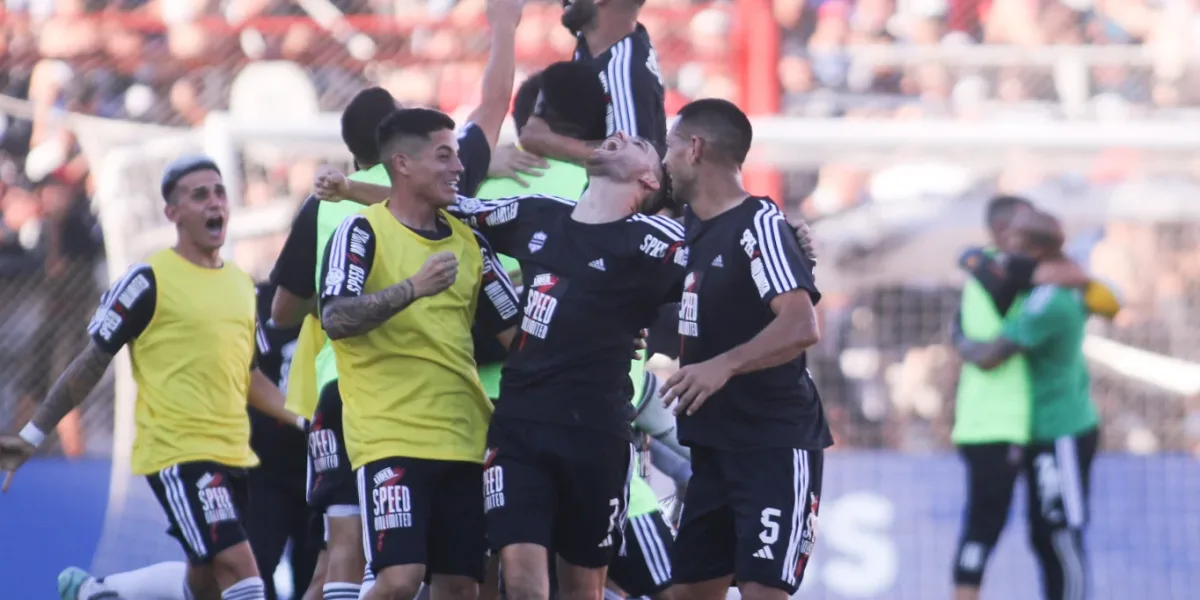 Riestra beat Maipú 1-0 and was promoted to the First Division