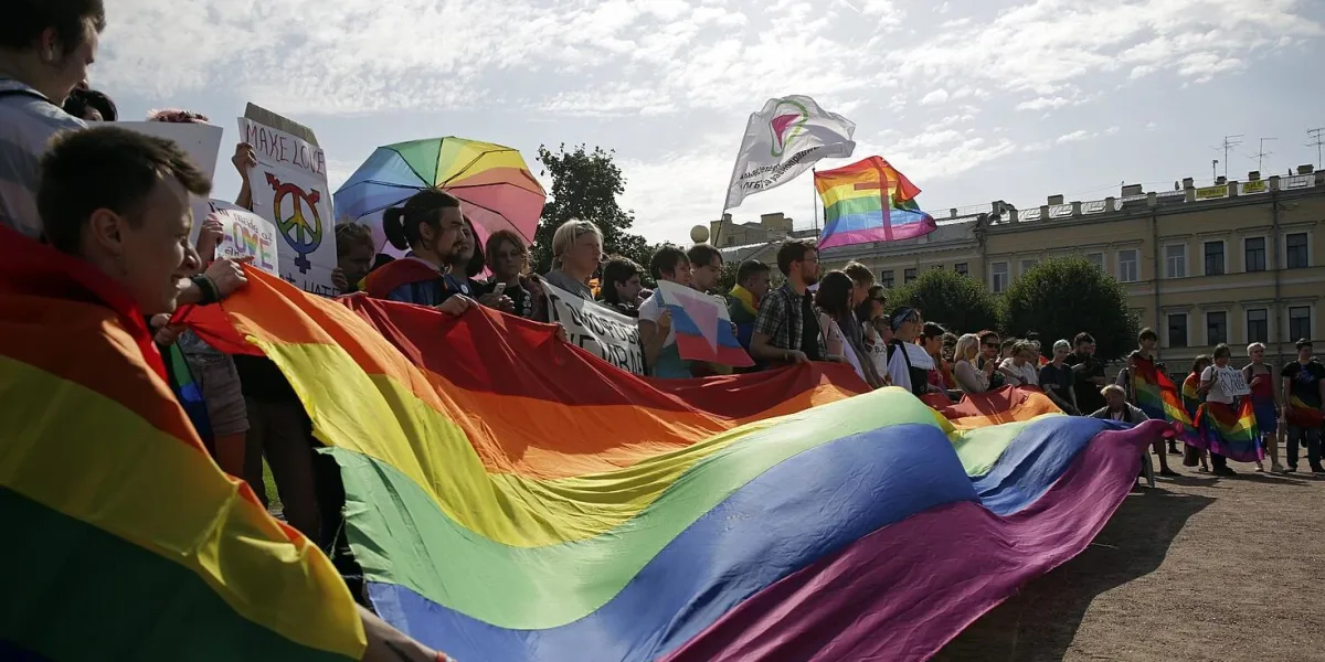 Rusia reprime a la comunidad LGBTIQ+ tras ser considerada "un movimiento extremista"