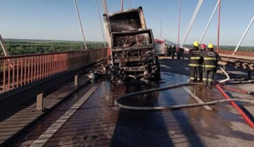 A truck caught fire on the Zárate Brazo Largo bridge and traffic remained disrupted