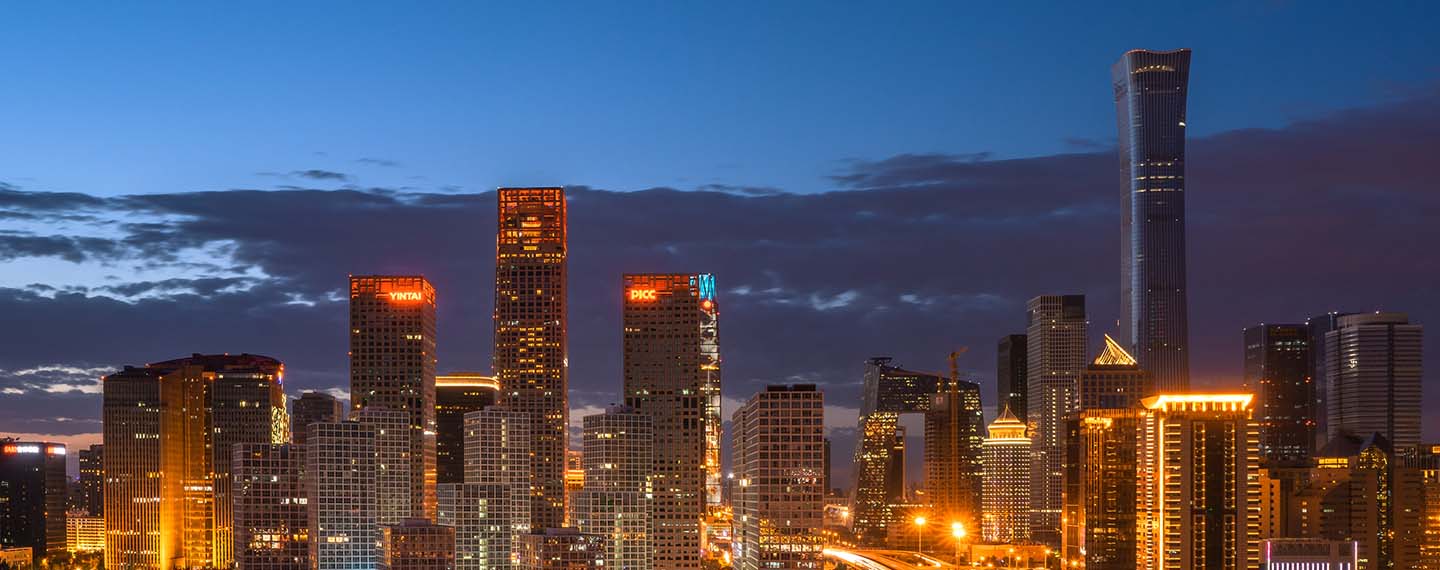 El distrito negocios de Pekín, también conocido como Beijing CBA, con las torres del China World Trade Center y China Zhun (o CITIC Tower) al atardecer. OMC