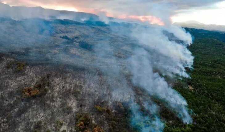 Condiciones climáticas adversas complican la lucha contra el fuego en el Parque Nacional Los Alerces