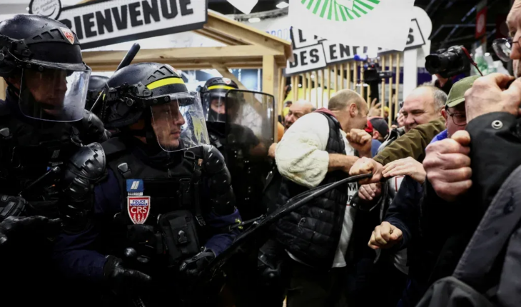 Francia: agricultores protestan contra Macron en la inauguración de un evento