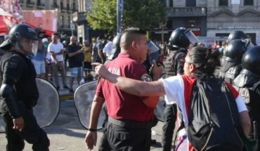 Incidentes frente al Congreso: efectivos policiales y Gendarmería avanzan sobre los manifestantes que protestan contra la Ley de Bases