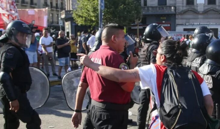 Incidentes frente al Congreso: efectivos policiales y Gendarmería avanzan sobre los manifestantes que protestan contra la Ley de Bases