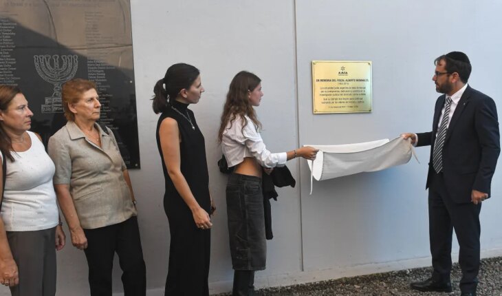 La AMIA homenajeó a Alberto Nisman con una placa en la sede de la institución