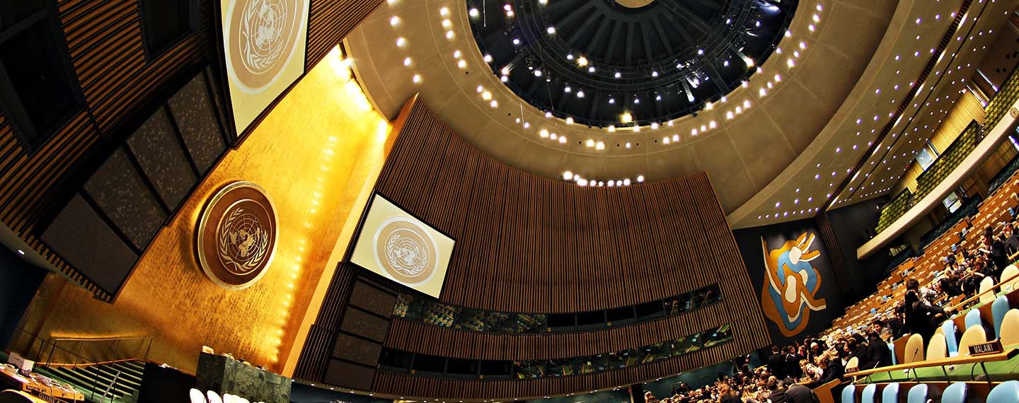Vista de las paredes y parte de la cúpula del salón de la Asamblea General de las Naciones Unidas en la sede de la ONU en Nueva York. Geopolítica