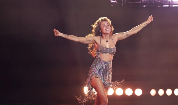 Miley Cyrus won her first Grammy and celebrated with a particular version of “Flowers”