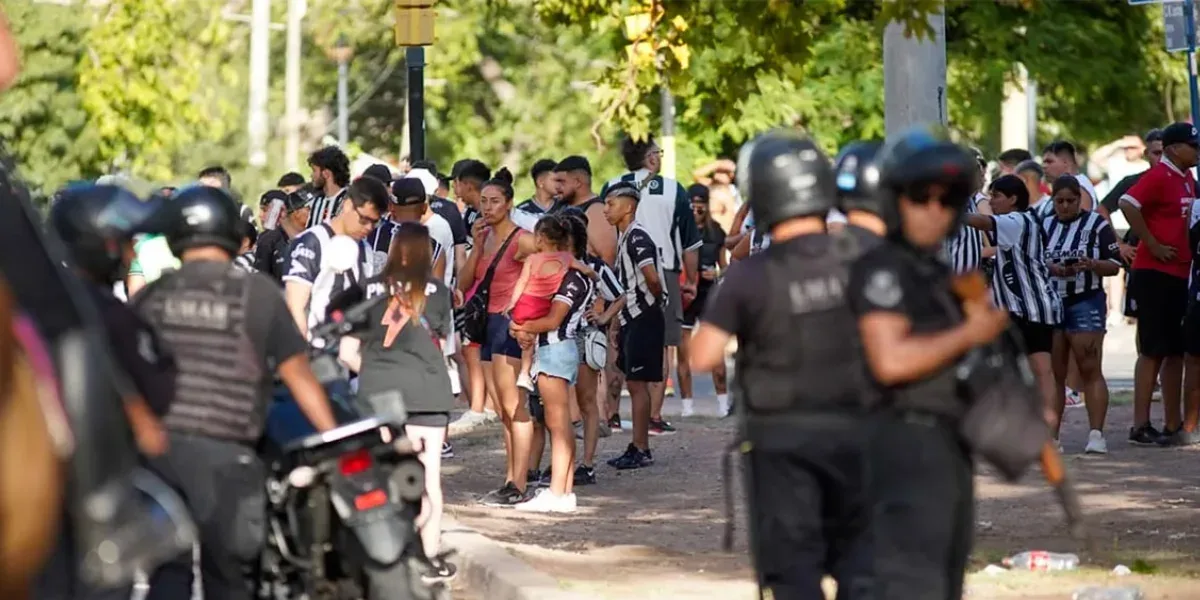 Otro muerto en el fútbol argentino: asesinan a hincha de Gimnasia de Mendoza en un enfrentamiento entre barras