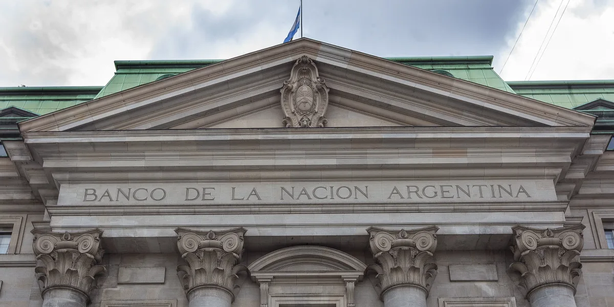 Pese a la caída de la ley ómnibus, el Gobierno avanza en la privatización del Banco Nación