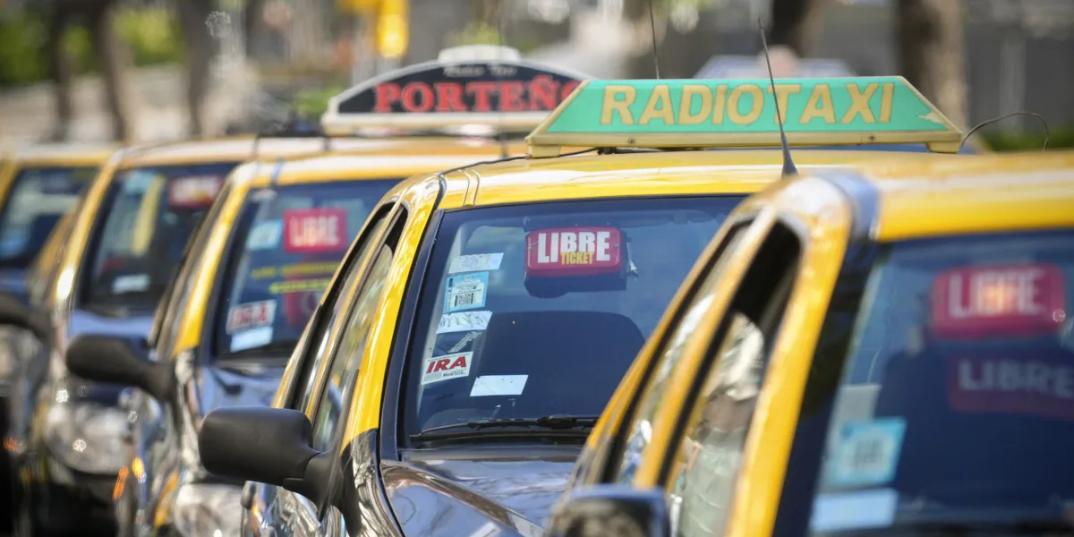 Sube 50% la tarifa de taxis en dos tramos y 13,6% la de subtes