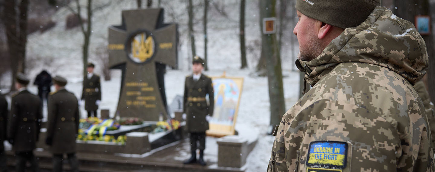 De perfil, Valeri Zaluzhni, jefe de las Fuerzas Armadas ucranianas, en el Día del Recuerdo de los Héroes de Kruty en enero de 2023. Cambios