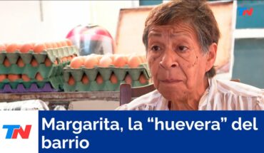 Video: El rebusque de Margarita; recorre el barrio vendiendo huevos