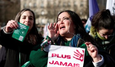 Francia es el primer país en incluir el derecho al aborto en la constitución