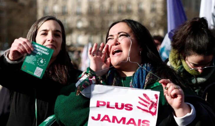 Francia es el primer país en incluir el derecho al aborto en la constitución