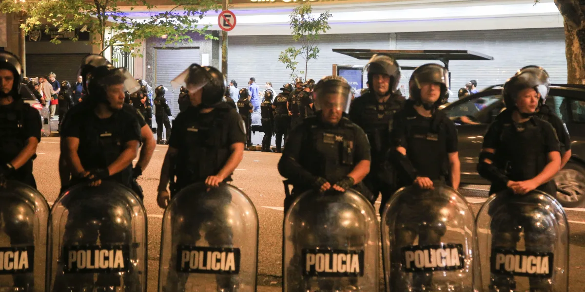 La policía reprimió a manifestantes en el Gaumont en defensa del cine argentino