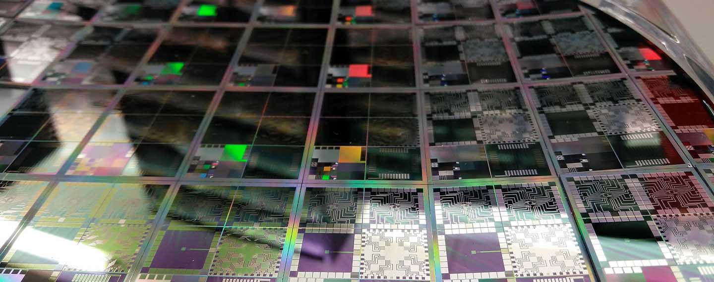Fotografía de una oblea de semiconductores de 12 pulgadas de bancos de pruebas microelectrónicos