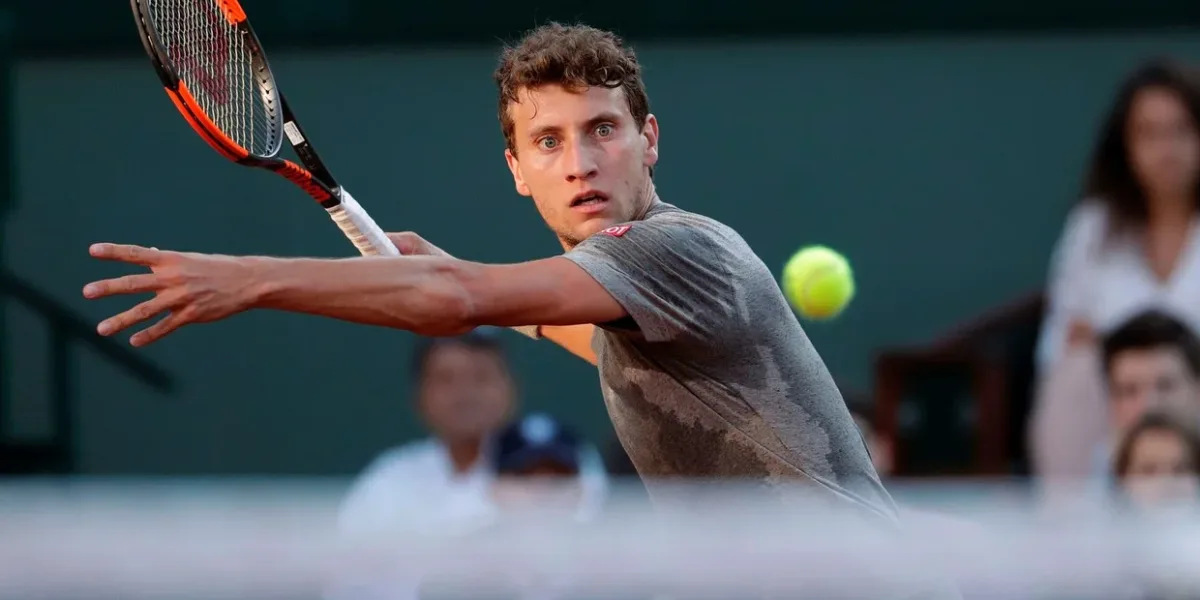 Un tenista argentino fue descalificado de un torneo por su reacción desmedida ante una decisión del juez de silla