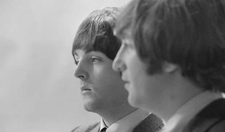 La canción de The Beatles que comenzó siendo triste y melancólica pero quedó irreconocible y se convirtió en un éxito — Rock&Pop