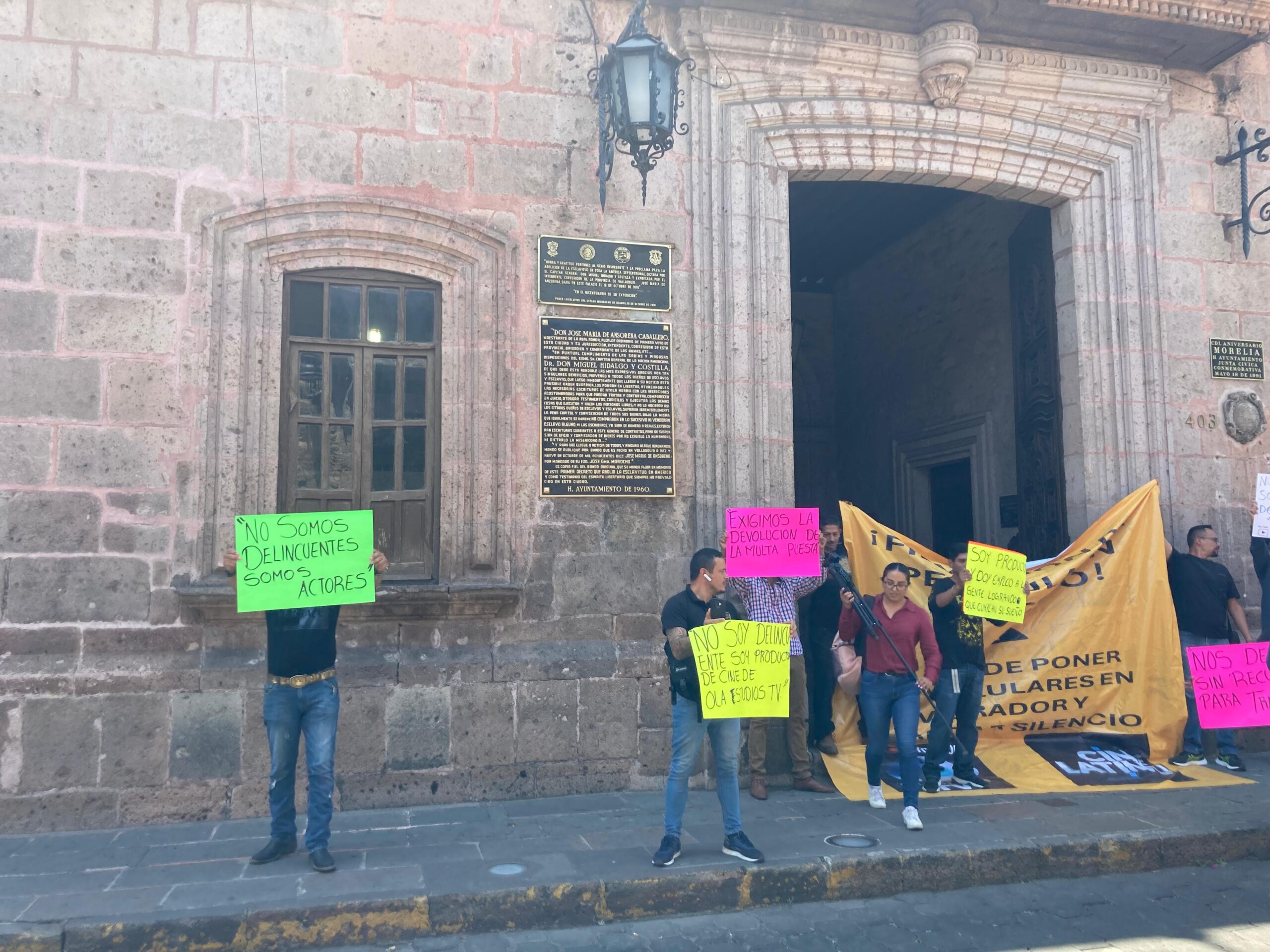 Members of the film production company demonstrated at City Hall; consider unjust detention of the Morelia Police – MonitorExpresso.com