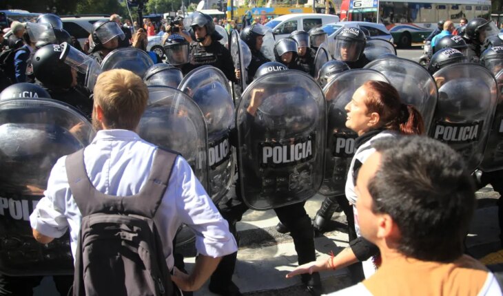 Paro docente: la policía arrojó gas pimienta a los manifestantes