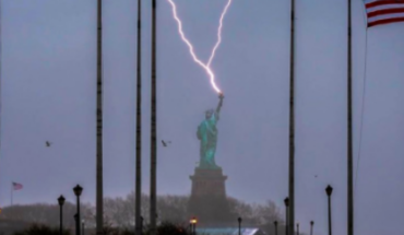 Rayo Alcanza la Estatua de la Libertad dado pie a una fotografía irónica – MonitorExpresso.com