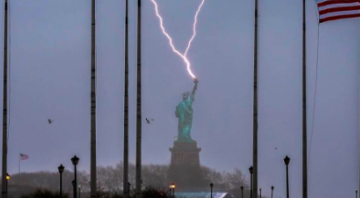Rayo Alcanza la Estatua de la Libertad dado pie a una fotografía irónica – MonitorExpresso.com